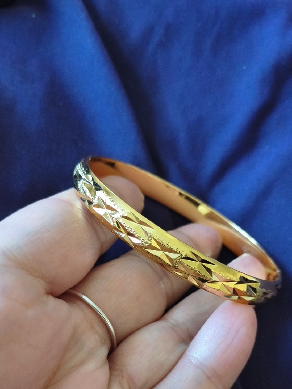 Beautiful Textured Goldtone Bangle